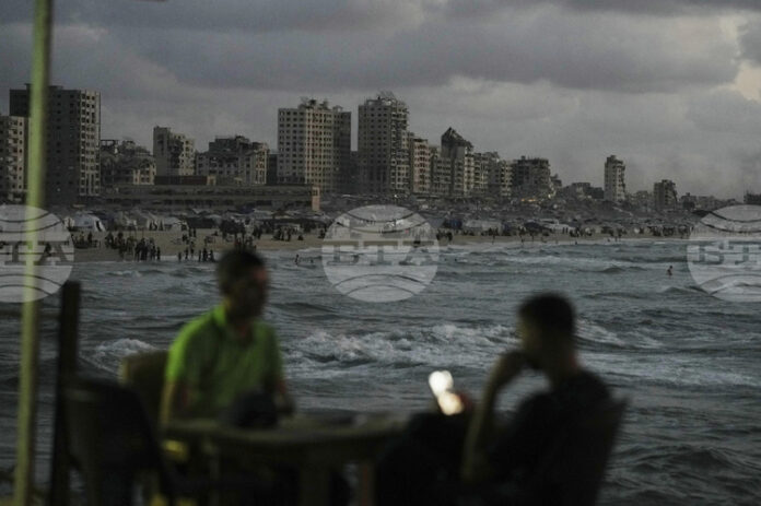 ОБНОВЕНА
                                                                                                Израелската армия заяви, че е нанесла удар по висока сграда в град Газа
