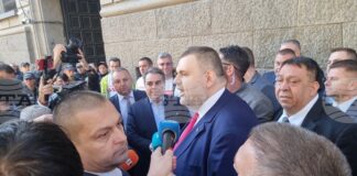 ОБНОВЕНА Лидерът на "ДПС - Ново начало" Делян Пеевски вече е в сградата на парламента след словесен сблъсък с ПП