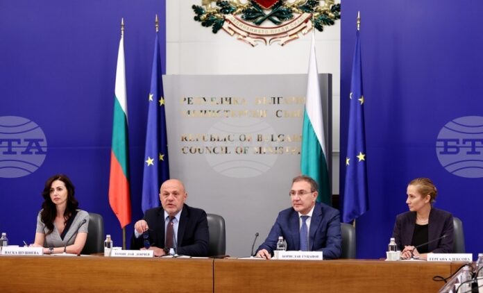 ОБНОВЕНА Независимо че няма единодушие, се надявам да се гласува линия на бедност от 764 лв. за следващата година, каза министър Борислав Гуцанов