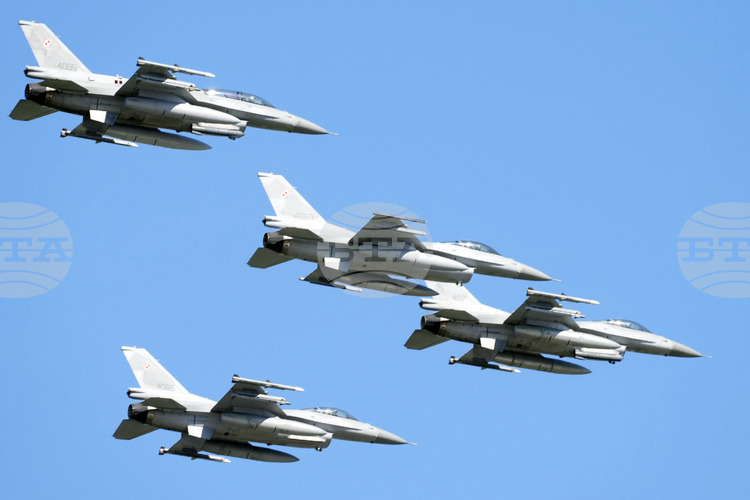 СподелиРано тази сутрин полските и съюзнически изтребители бяха приведени в