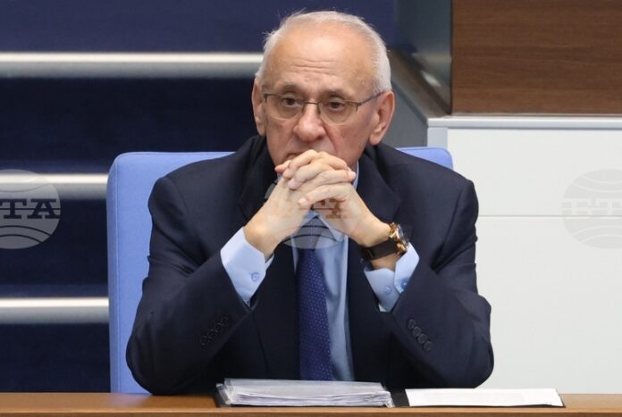 ОБНОВЕНА Противоречията между страните, преговарящи по Колективния трудов договор в отрасъл „Здравеопазване“, са значителни, каза министър Кирилов