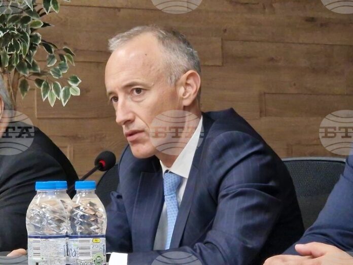 ОБНОВЕНА Трябва да засилим възпитателния момент в учебните програми, каза министърът на образованието и науката Красимир Вълчев