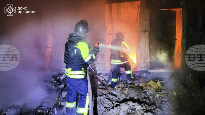 ОБНОВЕНА
                                                                                                Украйна съобщи, че Русия я атакува със "стотици дронове и ракети", а Москва - че е свалила 41 украински дрона