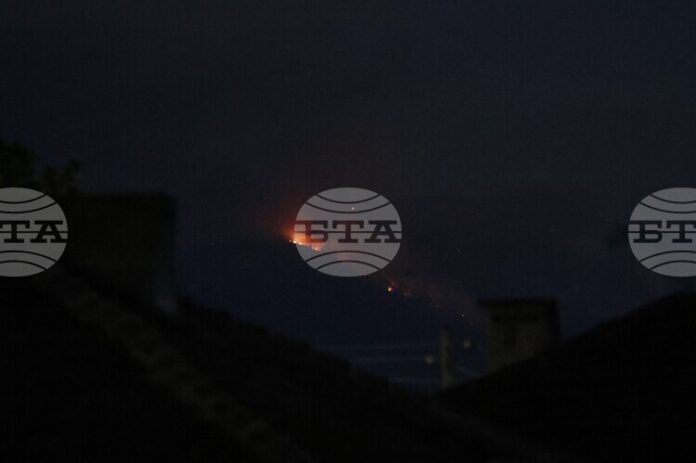 Около 70 човека работят на терен по овладяването на пожара в Национален парк ,,Рила"