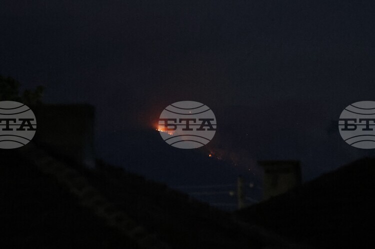 СподелиДнес на място за справяне с пожара в Национален парк