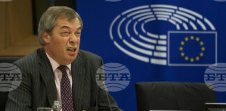 Организация, управляваща паркове в Лондон, отрече намеци на Найджъл Фараж, че източноевропейски мигранти ядат лебеди и шарани от парковете