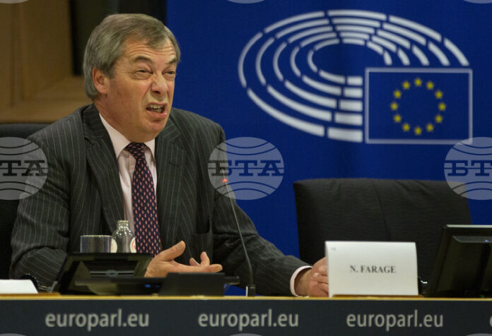 Организация, управляваща паркове в Лондон, отрече намеци на Найджъл Фараж, че източноевропейски мигранти ядат лебеди и шарани от парковете