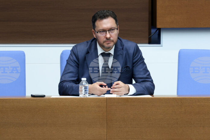 От 2022 г. полицията е работила активно и по трите досъдебни производства, образувани по сигнали срещу Васил Михайлов, каза министър Митов