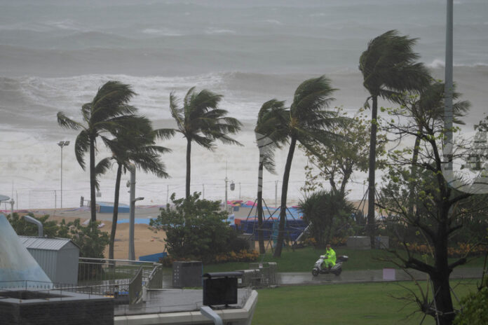 Отслабналата буря "Рагаса" се насочи от южното крайбрежие на Китай към Виетнам