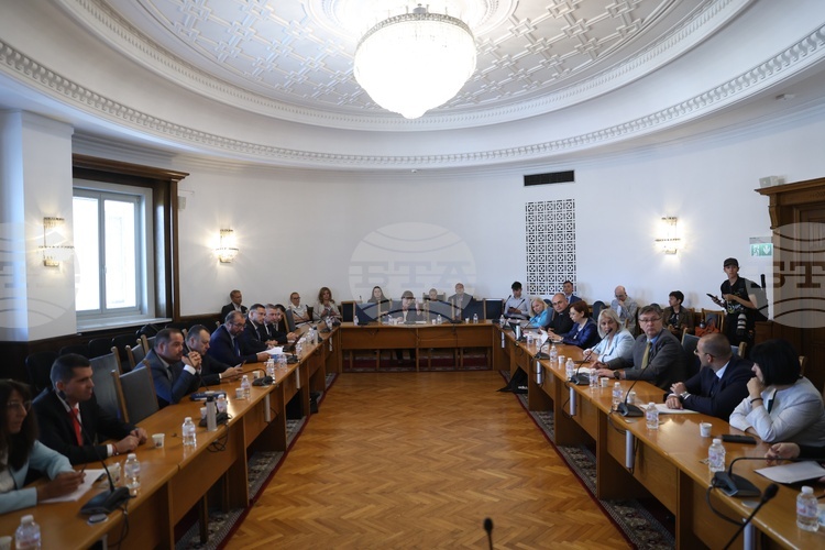 СподелиПарламентарната комисия по правни и конституционни въпроси одобри на първо