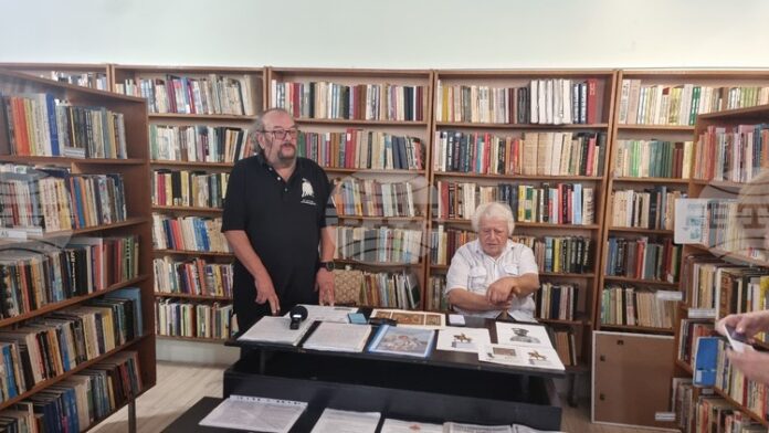 Писателят Георги Казанджиев дари част от архива си на библиотеката на Народно читалище "Йордан Йовков - 1870" в Добрич