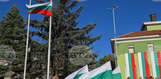 По случай 140 години от Съединението на България тържествена церемония и концерт на Илия Луков събраха жители и гости на Панагюрище