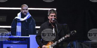 Полски футболен отбор благодари на групата "Оейзис", че популяризира традиционен техен танц