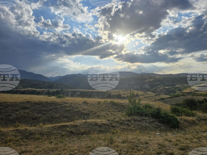 Пожарът в землището на село Игралище е локализиран, съобщиха от Държавно горско стопанство - Струмяни