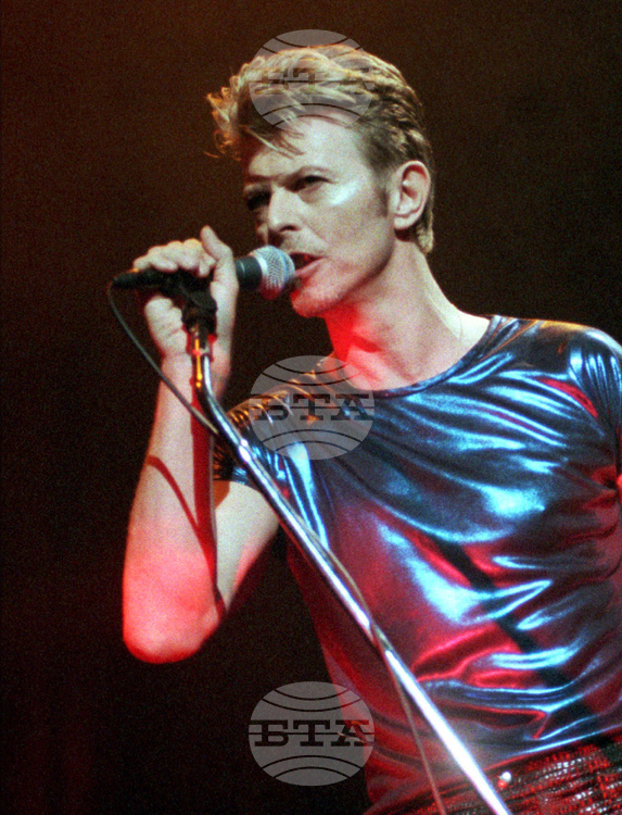 СподелиСред лъскавите облекла и писмените текстове на песните до кореспонденция