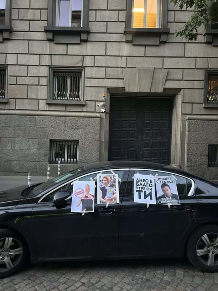 „Днес е Благо, утре си ти“: Коли блокираха входовете към служебния паркинг на НС