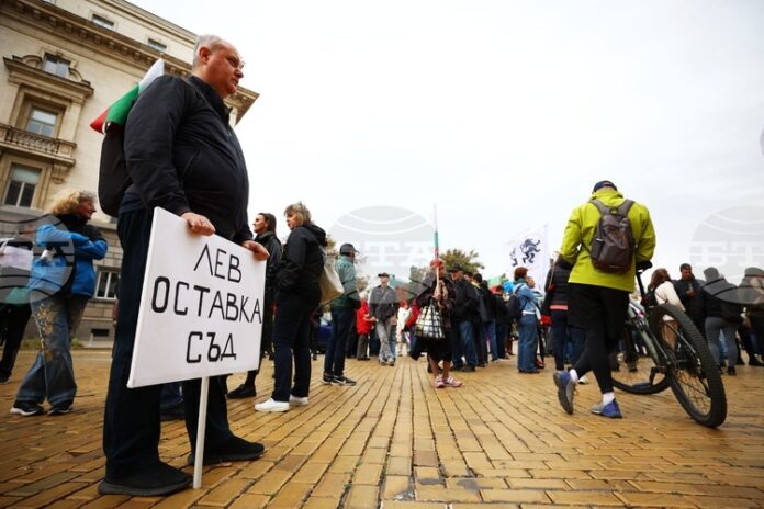Протест срещу еврото и за оставката на правителството се провежда пред Народното събрание