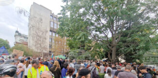 Протестиращи блокираха движението по столичния бул. "Васил Левски" и кръговото кръстовище около паметника на Апостола