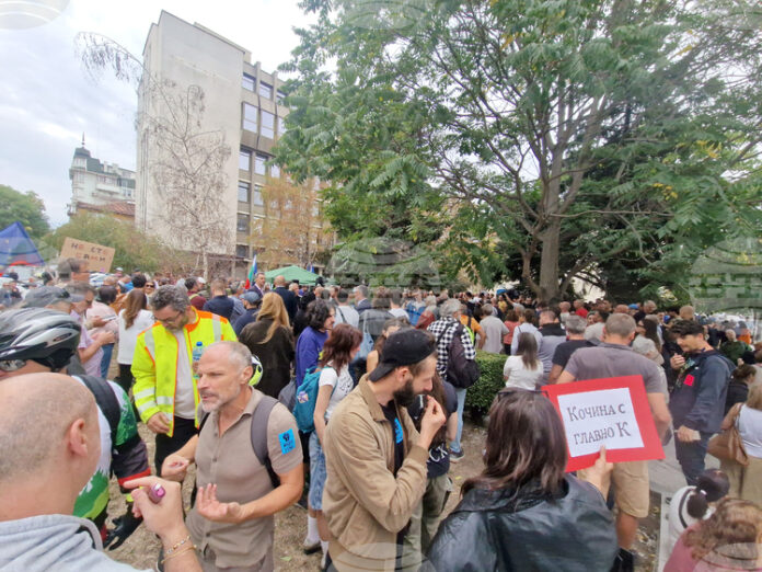 Протестиращи блокираха движението по столичния бул. "Васил Левски" и кръговото Протестиращи блокираха движението по столичния бул. "Васил Левски" и кръговото кръстовище около паметника на Апостола