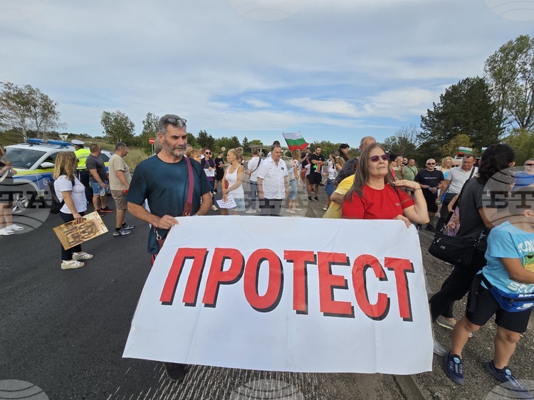СподелиХора недоволни от безводието в Плевен затвориха движението на три