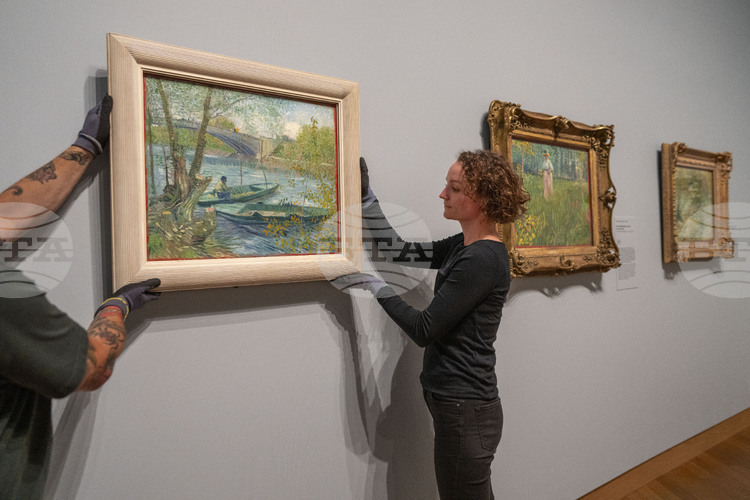 СподелиДнес в Хага ще бъдат продадени около 500 произведения на