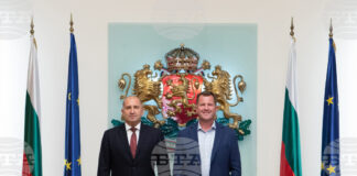 Ролята на изтребителната авиация за националната сигурност и за възпитаване на национална гордост обсъдиха президентът Румен Радев и пилотът от "Сините ангели" Франк Уайзър