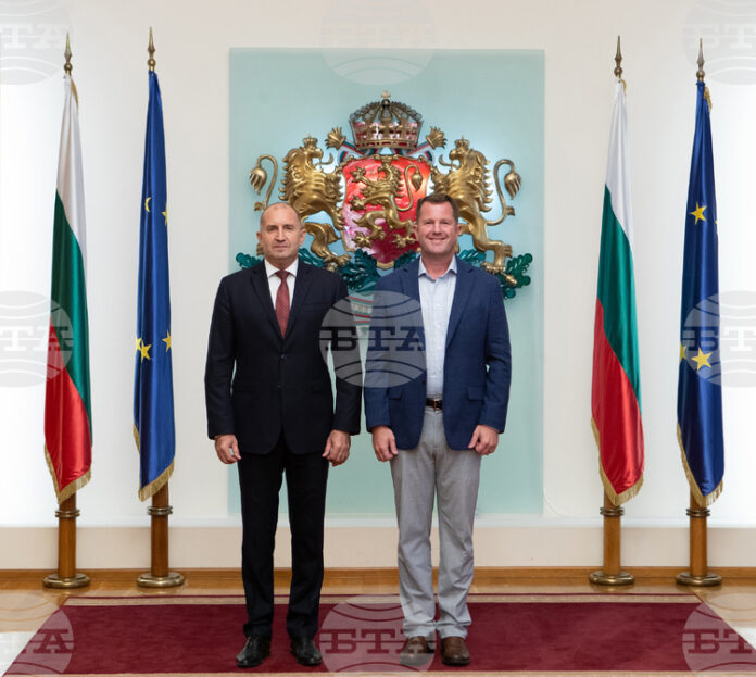 Ролята на изтребителната авиация за националната сигурност и за възпитаване на национална гордост обсъдиха президентът Румен Радев и пилотът от "Сините ангели" Франк Уайзър