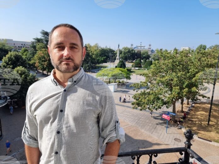 Русенският театър търси артисти с опит и способност за адаптация към различни стилове и жанрове, каза директорът на институцията Боян Иванов