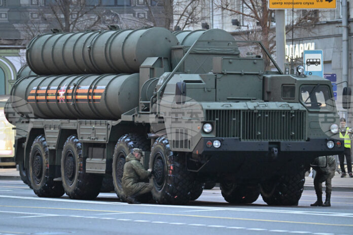 Русия ще завърши доставката на пет зенитни ракетни системи С-400 "Триумф" на Индия до 2026 г.