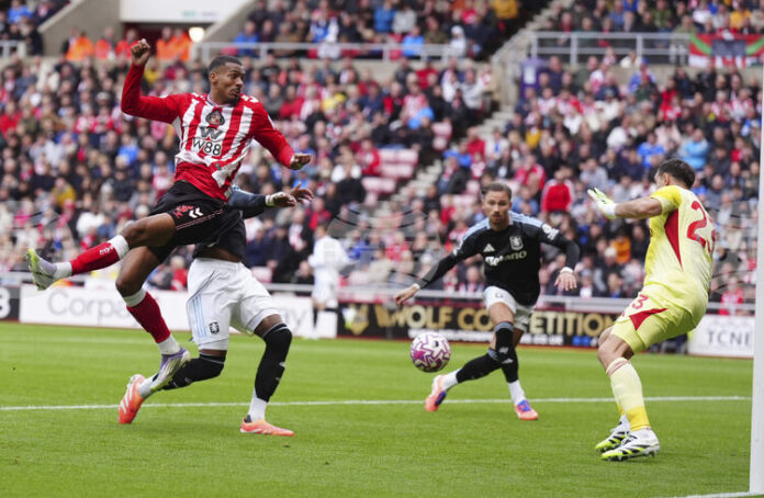 С десет човека Съндърланд измъкна точка от Астън Вила и С десет човека Съндърланд измъкна точка от Астън Вила и остави бирмингамци в зоната на изпадащите