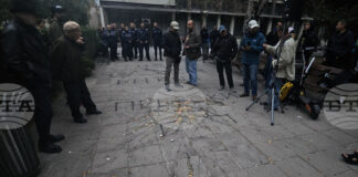 С хвърляне на яйца по сградата приключи протестът пред централата на "ДПС - Ново начало" в София