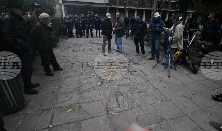 СподелиС протести включващи хвърляне на яйца и бомбички по сградата