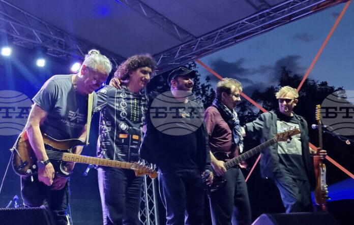 С концерт на Стефан Вълдобрев и „Обичайните заподозрени“ завършва десетото С концерт на Стефан Вълдобрев и „Обичайните заподозрени“ завършва десетото юбилейно издание на „Beerфест“ в Стара Загора