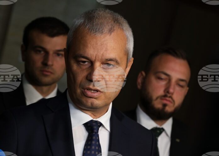 С писмо към ПП-ДБ, АПС и МЕЧ ще поискаме необходимите ни пет подписа, за да внесем нашия вот на недоверие, каза Костадин Костадинов