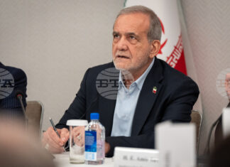 САЩ поискаха Иран да им предаде целия си запас от обогатен уран, в замяна на отлагане на санкциите, заяви Пезешкиан