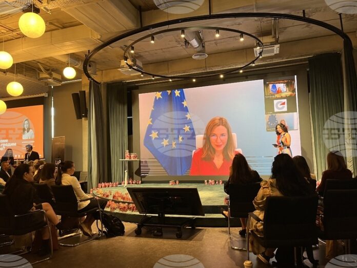 Съветът ми към младите дами е първо да се образоват и да инвестират редовно, дори и малки суми, каза главният директор по риска на ЕК Илияна Цанова