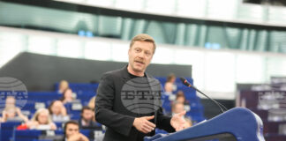 Сделката със САЩ е пълна капитулация за ЕС, заяви Мартин Ширдеван от групата на левицата в ЕП