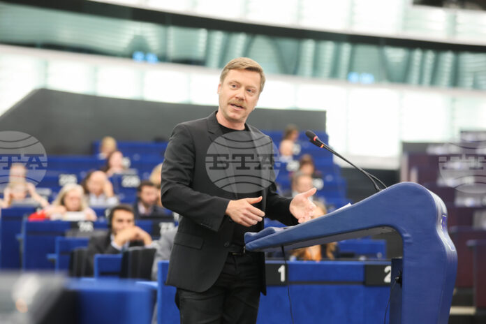 Сделката със САЩ е пълна капитулация за ЕС, заяви Мартин Ширдеван от групата на левицата в ЕП