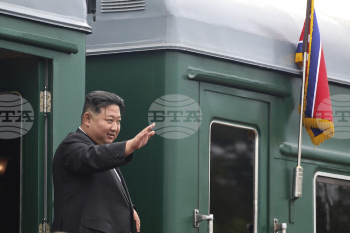 Севернокорейският лидер замина с влак за Китай, за да присъства на военен парад, съобщи Йонхап