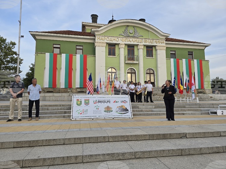 СподелиОфициалното откритие на събра на площад 20 април представители от