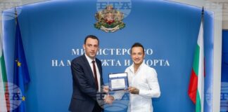 Спортният министър Иван Пешев отличи с плакет мотоциклетния състезател Мартин Чой