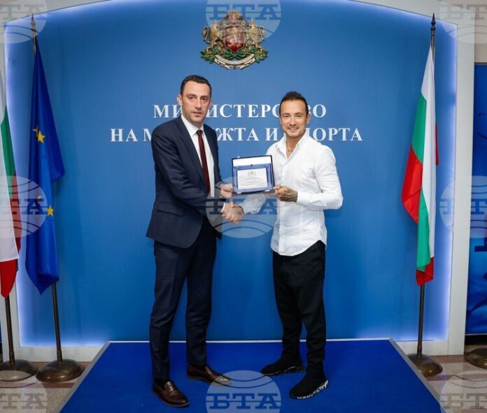 Спортният министър Иван Пешев отличи с плакет мотоциклетния състезател Мартин Чой
