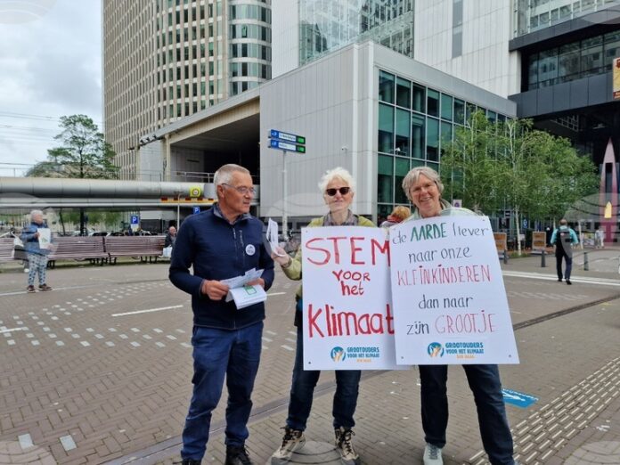 Сто и петдесет четвъртъка протест: баби и дядовци на барикадите в Нидерландия за климата