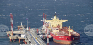 Товаренето на петрол в руското балтийско пристанище Приморск бе възобновено частично след украински удари с дронове, съобщиха властите