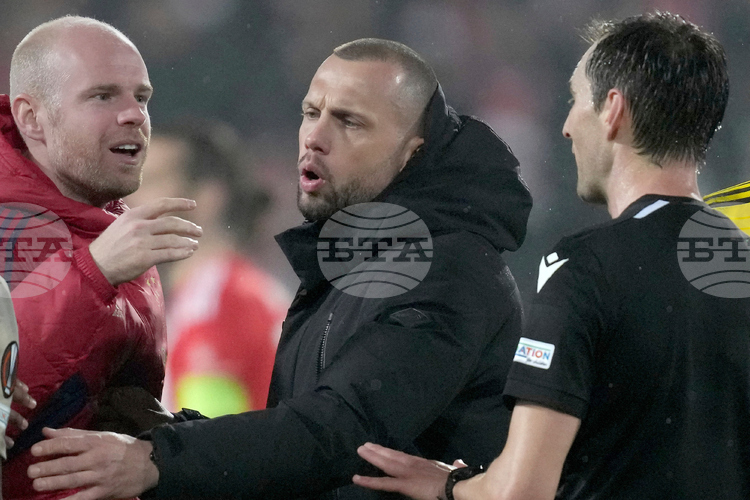 СподелиТреньорът на Аякс Джон Хайтинга няма да се фокусира на