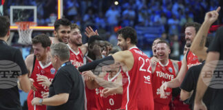 Турция ще спори за европейската титла по баскетбол за мъже с Германия след категоричен успех над Гърция на полуфинала