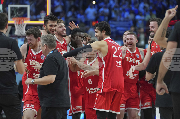 СподелиНационалният отбор на Турция по баскетбол спечели срещу Гърция с