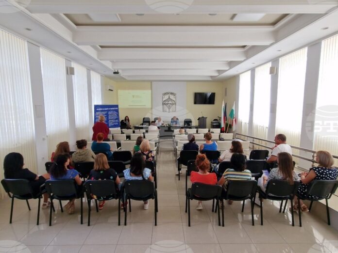 Въпроси за обмяната на левове в евро в банките и издаването на фактури отправиха граждани към експерти на КЗП на среща в Лясковец