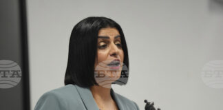 Великобритания ще прехвърли хора, търсещи убежище, от хотели в казарми