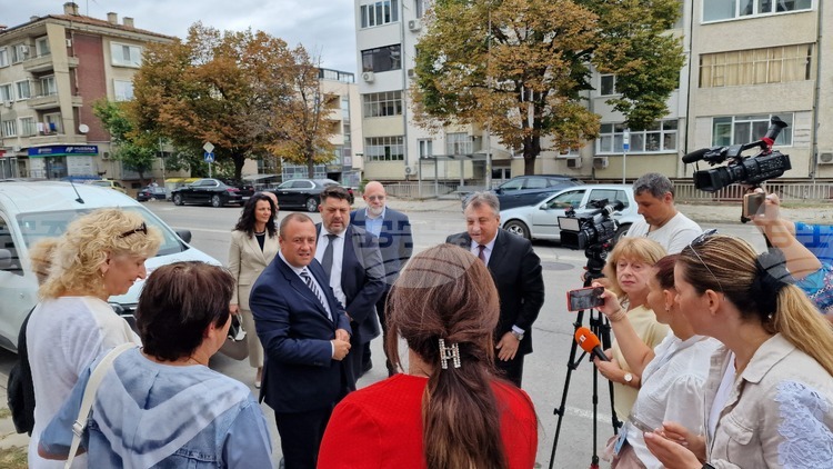 СподелиВицепремиерът Атанас Зафиров министърът на регионалното развитие Иван Иванов и